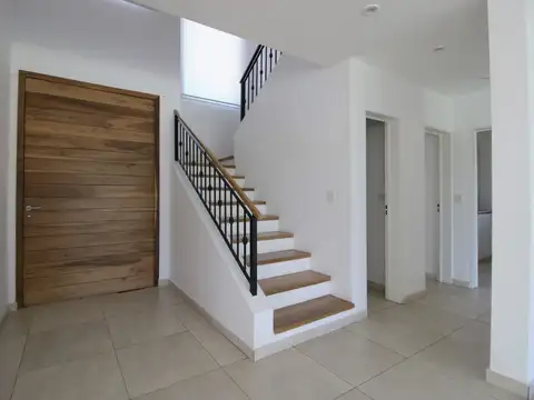 Casa en Venta 6 ambientes con Pileta Santa Elena