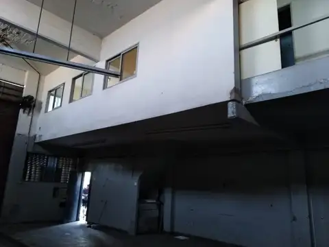 Importante galpón en Lomas del Mirador