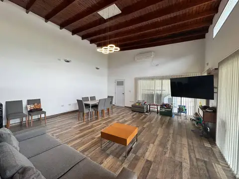 Casa en Venta - 2 Dormitorios 2 Baños - 1000mts - La Plata
