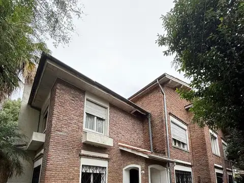 VENTA DE EXCELENTE CHALET - lote con salida a dos calles . EN LA LUCILA, MARTINEZ