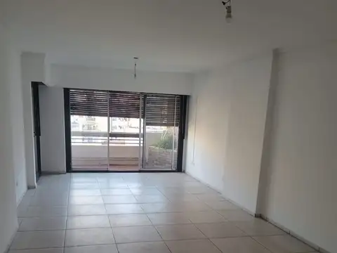 Piso completo de 4 amb de 116 m2 cubiertos mas balcón corrido al frente. 2 baños + baño de servicio