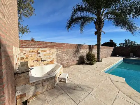Casa en Alquiler con 2 cocheras