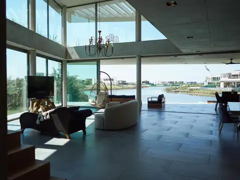 Casa en Alquiler con 2 cocheras