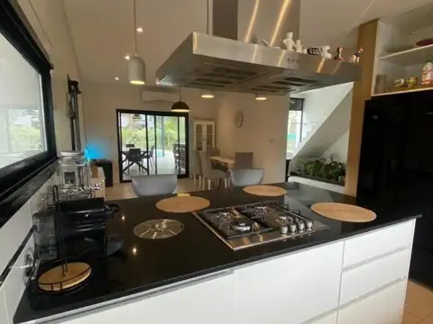 EXCELENTE CASA EN COUNTRY ALVAREZ DEL BOSQUE