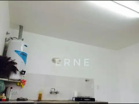 Cochera más casa reciclada a nuevo de 3 ambientes.