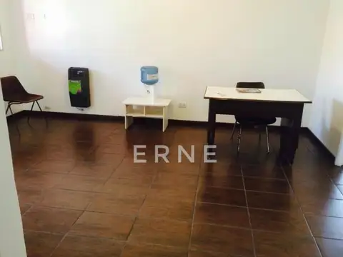 Cochera más casa reciclada a nuevo de 3 ambientes.