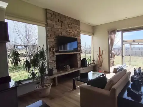 CASA MODERNA EN COLONIA LAS ROSAS. TUNUYÁN