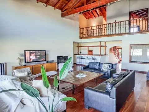 Casa 8 ambientes con 4 baños