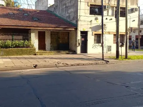 CHALET 3 AMBIENTES, 4 OFICINAS CON BAÑO Y LOCAL.-