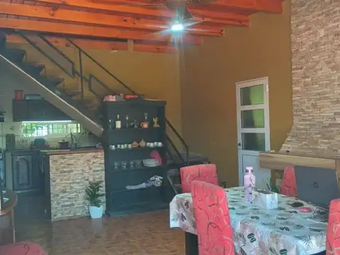 Casa 8 ambientes con 2 baños