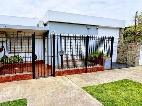 Excelente Casa 4 Amb Con Gran Parque, Parrilla, Quincho Y Cochera - Cercana Acceso Oeste