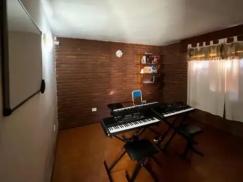 Casa 6 ambientes con 2 baños