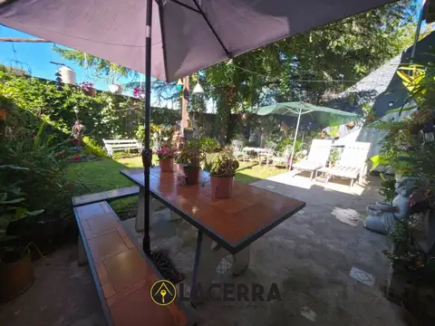 Hermosa casa de 2 plantas con jardín, cochera 3 autos y 3 dormitorios (copia)