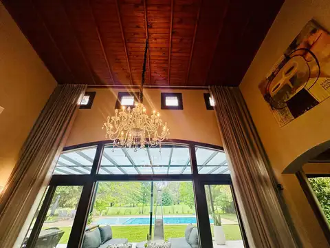 Casa 9 ambientes con 6 baños