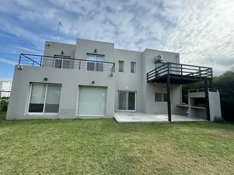Casa 5 ambientes con 4 baños