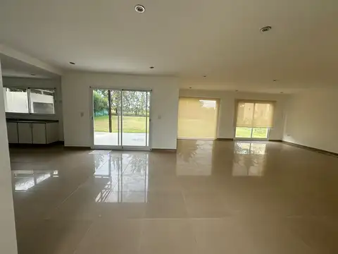 Casa en Venta con 4 cocheras