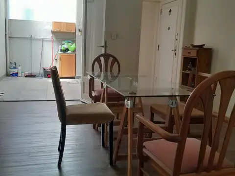 amplio 2 amb. con patio cubierto