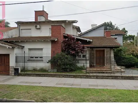 CASA EN PH ESQUINA A LA VENTA  INMEJORABLE UBICACIÓN, AMPLIOS AMBIENTES