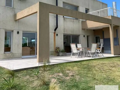 Casa en venta - 3 Dormitorios 3 Baños - San Miguel del Monte