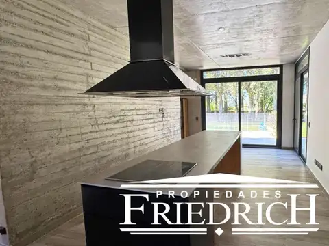 Casa 4 ambientes con 2 baños