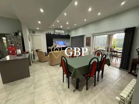 Casa 4 ambientes con 2 baños
