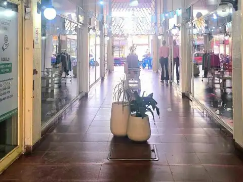 Venta de Locales centricos en Paso Del Rey,Galeria Carrousel