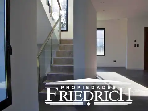 Casa en Alquiler con 2 cocheras