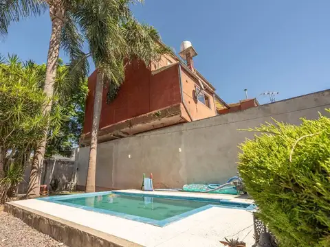 CASA A LA VENTA 5 AMBIENTES LOMA HERMOSA, PILETA