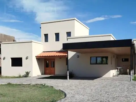 Venta Casa 5 ambientes con Piscina en Barrio Cerrado Los Juncos - Luján