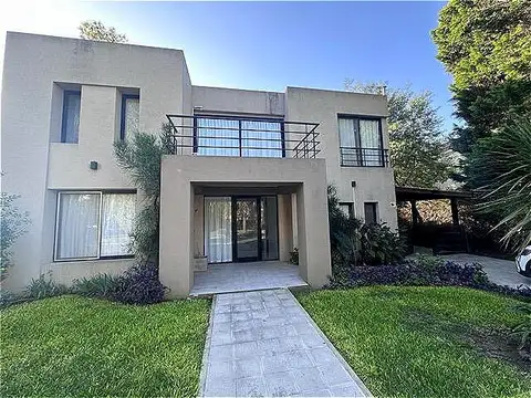 Casa en venta en Barrio Privado El Aromo  4 dormitorios jardín pileta parrilla