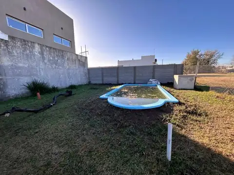 Pueblo Esther, dos dormitorios, pileta, lote de 486 m2