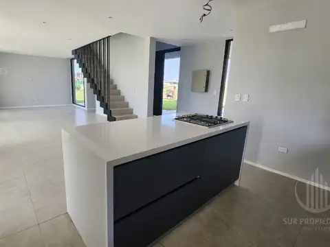 Casa 5 ambientes con 2 baños