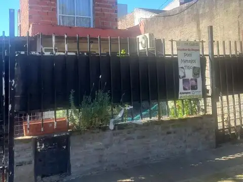 Casa en venta - 3 Dormitorios 1 Baño - 220Mts2 - Ituzaingó