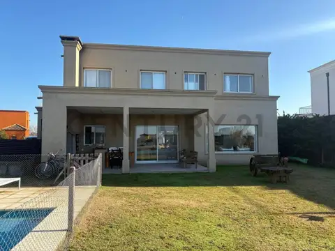 Casa de calidad de 5 ambientes con piscina y vista al agua. El Cantón.
