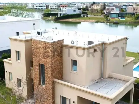 Casa de calidad de 5 ambientes con piscina y vista al agua. El Cantón.