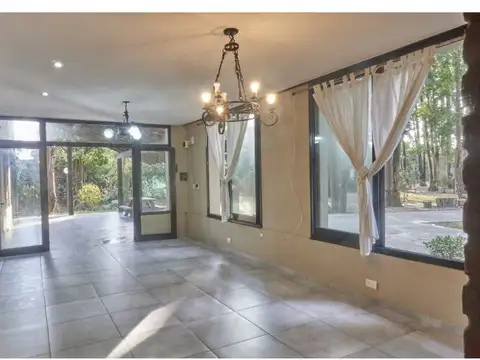 Casa 8 ambientes con 2 baños