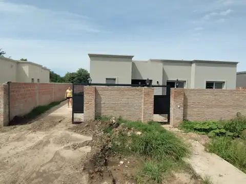 Casa 4 ambientes con 2 baños