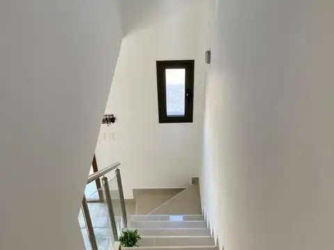 Casa en Alquiler con 2 cocheras