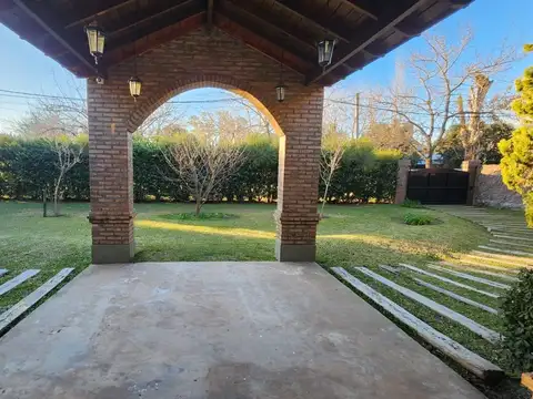 Casa en venta de 3 dormitorios, con Jardín y Piscina en Ibarlucea, Centro