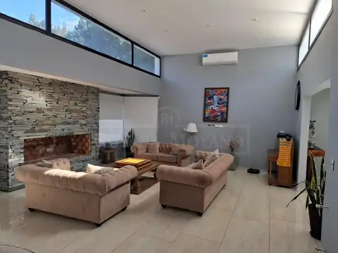 Casa en Venta con 4 cocheras