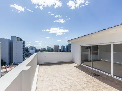 Duplex en venta de 5 ambientes con balcón corrido, quincho con parrilla y terraza, en Caseros