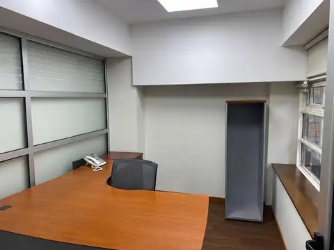 Oficina 10 ambientes con 4 baños