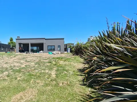 Casa en venta a la laguna a estrenar en B. Norte, El Cantón.