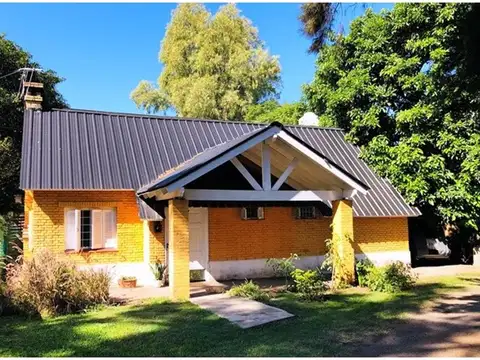 En venta Casa 5 ambientes en barrio cerrado Los Pinares - sobre Cnel. Fraga proximo a la estacion