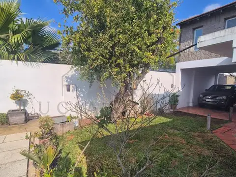 Casa en Venta con 3 cocheras