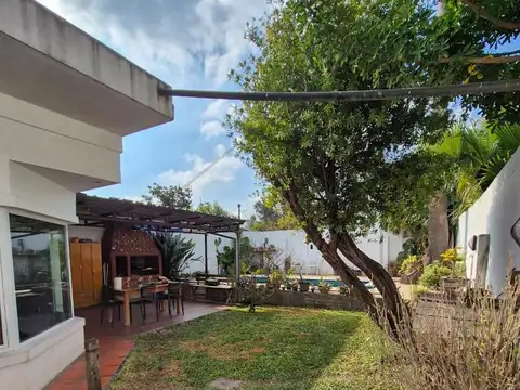 Casa en Venta con 3 cocheras