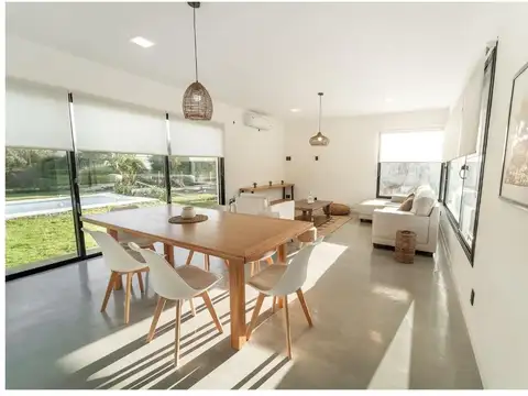 Casa en venta - 3 Dormitorios 3 Baños - 1100mts2 - Uruguay