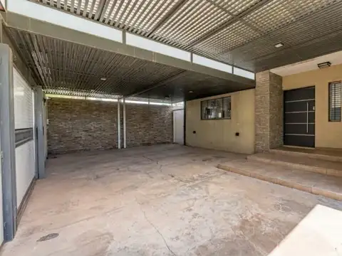 Casa en Alquiler con 2 cocheras