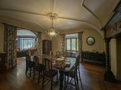 Casa 9 ambientes con 4 baños