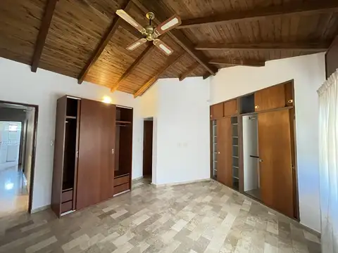 Casa en Alquiler con 2 cocheras